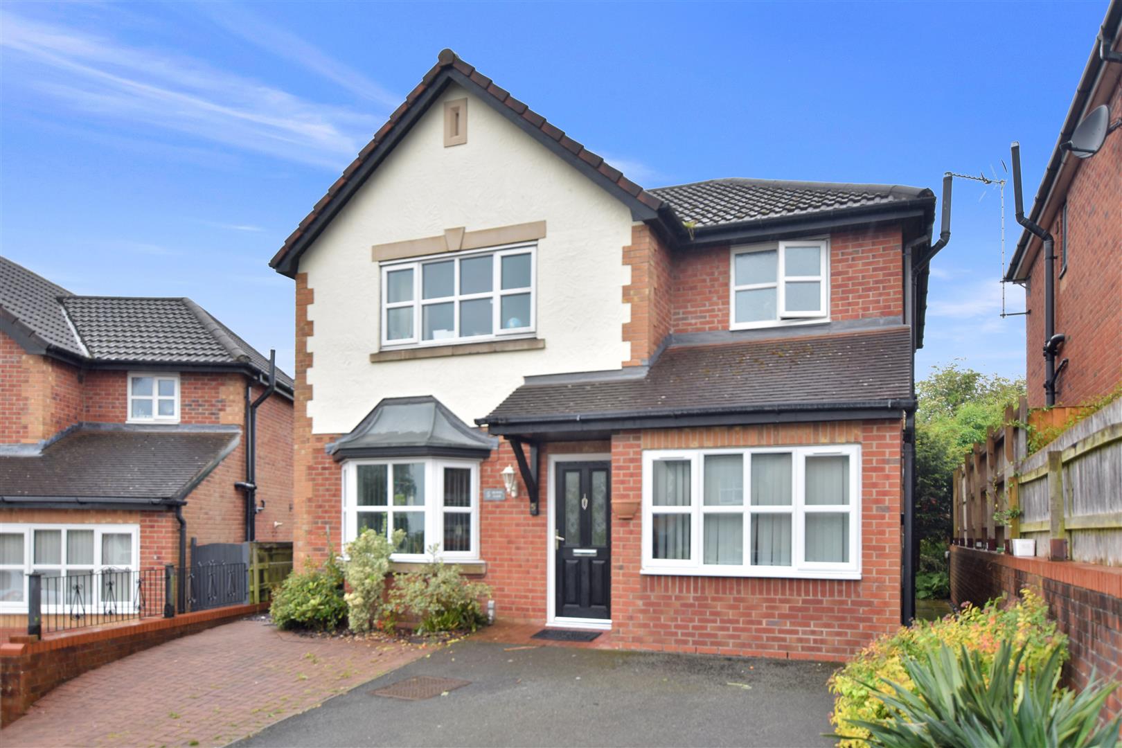 For Sale 3 Bed House detached